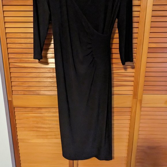 Robe - Picture 2 of 6